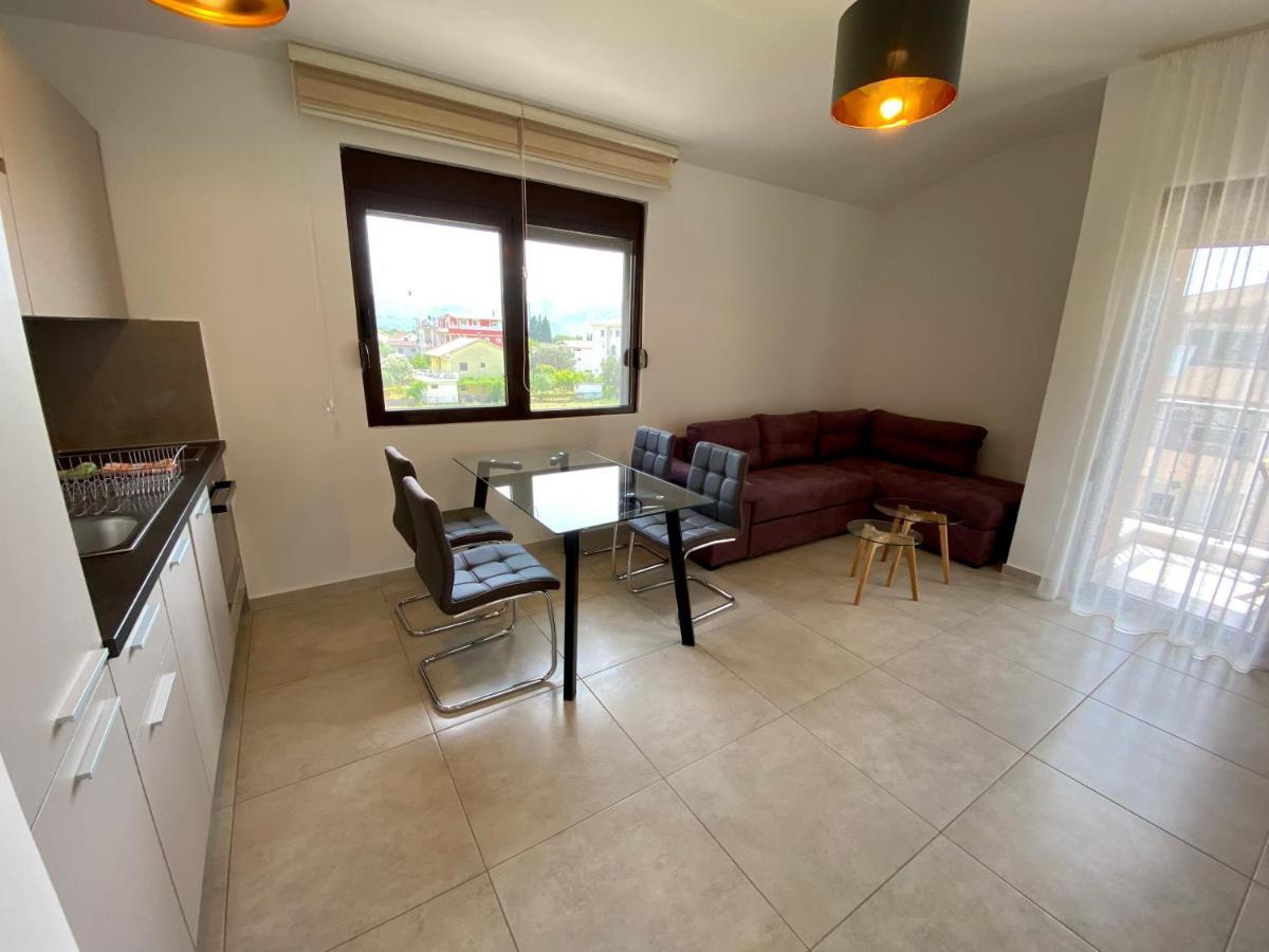 Villa Dolphin Apartments Petrovac Exterior photo