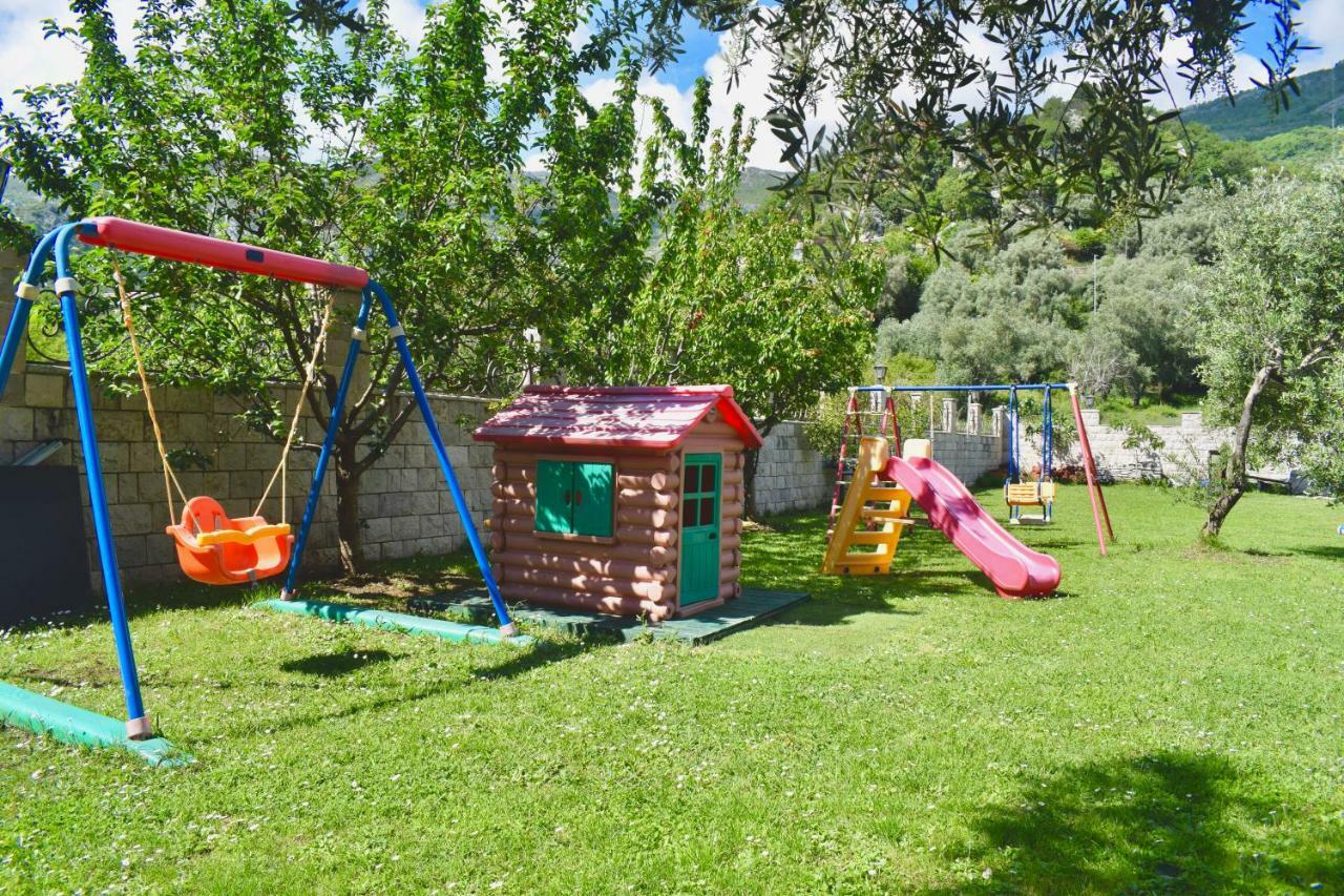 Villa Dolphin Apartments Petrovac Exterior photo